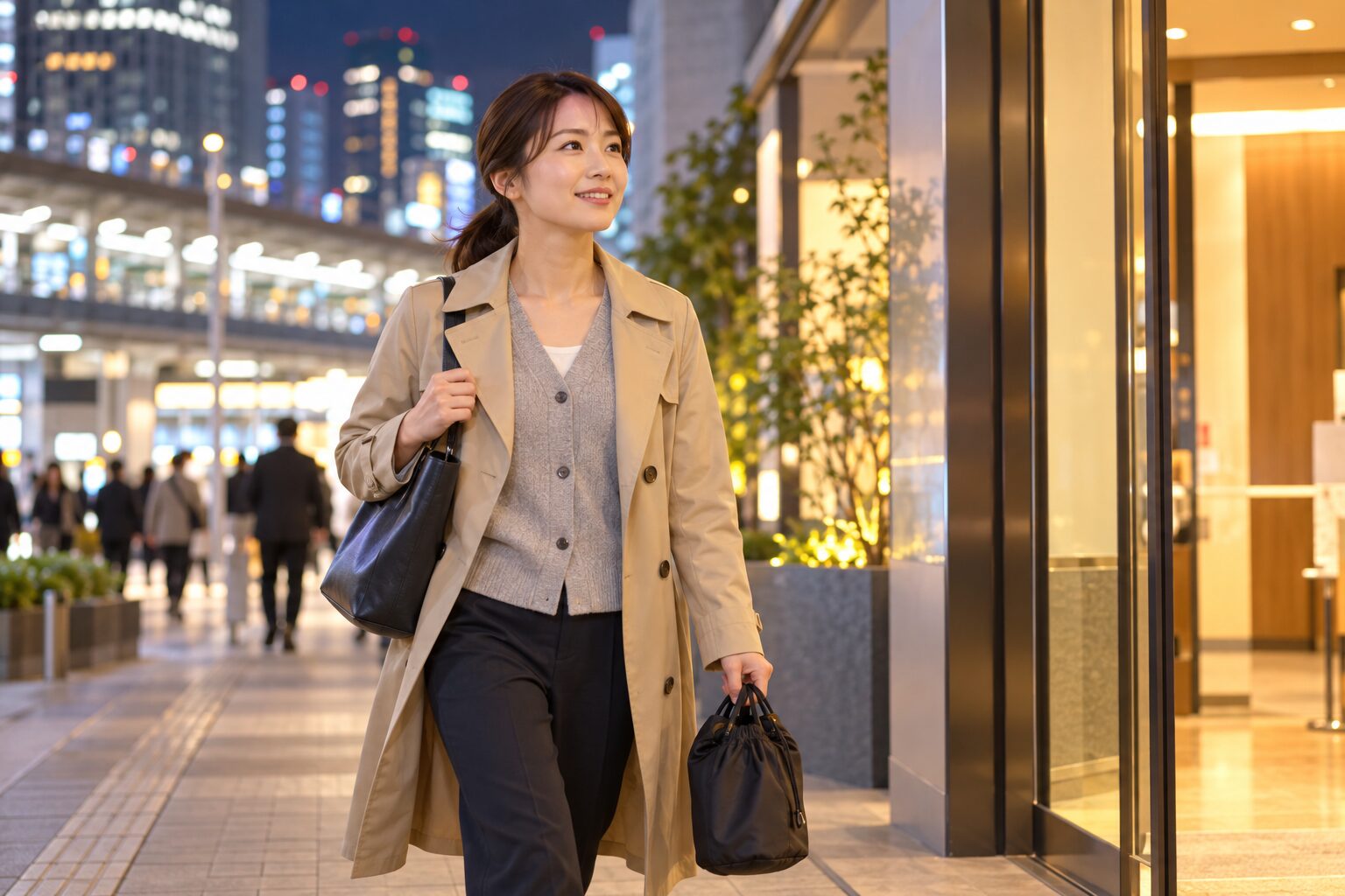 仕事帰りの夜にジムへ向かう女性