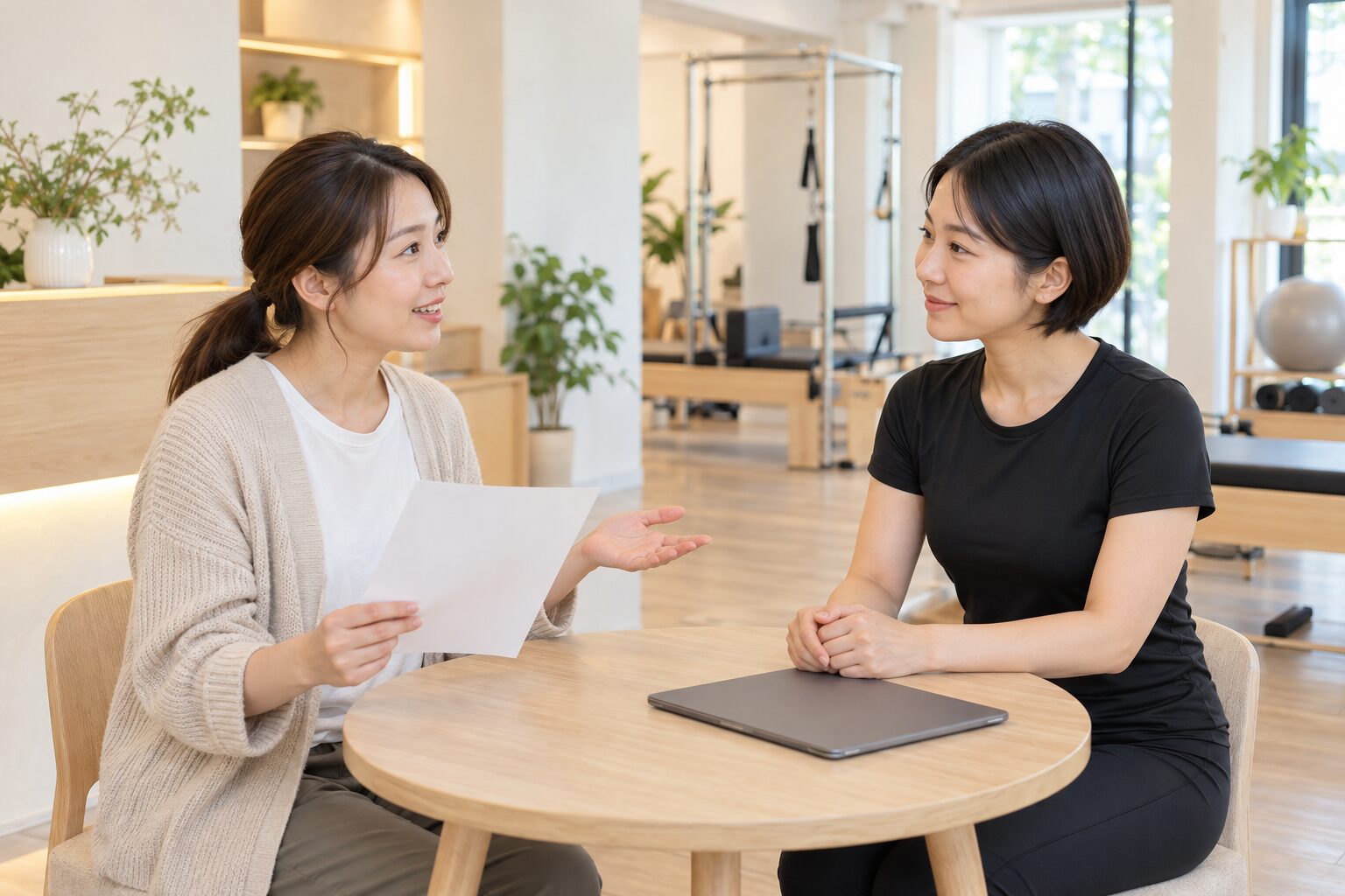 体験前のカウンセリングでスタッフに質問する女性